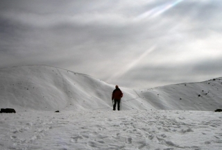 caminantes en la nieve